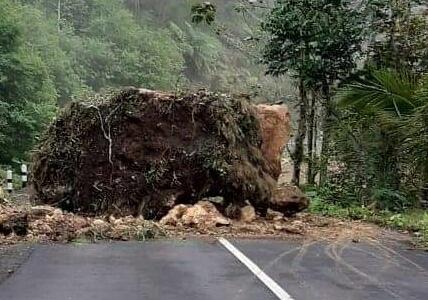 Longsor! Batu Sebesar Rumah Tutup Total Badan JalanÂ Menuju Gunung Gajah